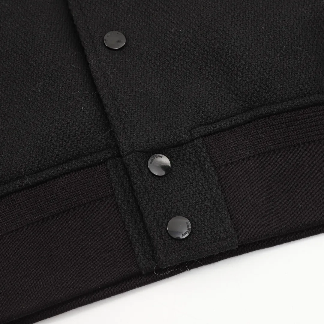 P 710 Saint Laurent Paris/Saint Laurent Classic patchwork leather baseball collar jacket SLP classic color matching patchwork baseball jacket baseball jacket, channel boutique. The most popular baseball jacket for trendy men and trendy women. There are versions at all levels of the market (you must compare the details). The most powerful quality control has been producing and researching baseball uniforms for 7 years. The details are exquisite. With it, you are the most beautiful boy in the world. The paint-coated full-face four-button buckle (button with LOGO), the average weight of the fabric is nearly 900 grams, and it is made of wool + eyeliner blended, custom-woven and dyed wool with high color fastness. The lining is made of silky and delicate cupro fiber material. The lining pocket only has buttons on the right side! Size：46-52